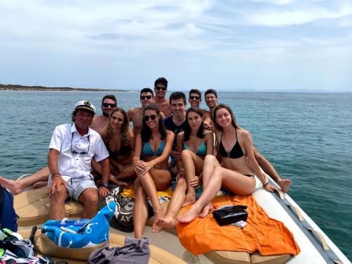 Glückliche Jungs an Bord des Beiboots in Asinara