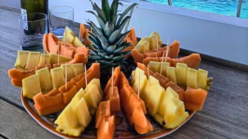 Collation de fruits offerte pendant l'excursion en catamaran à Palau