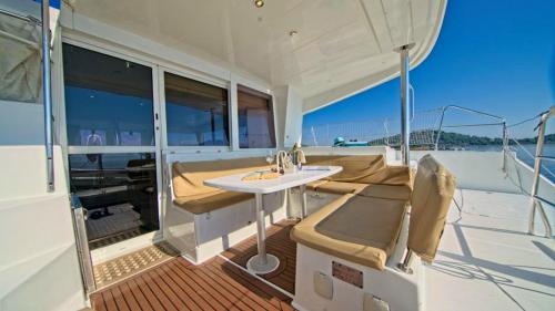 Extérieur d'un catamaran avec salon dans les eaux de Palau