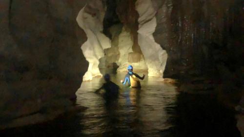 Wanderer erkunden die Donini-Höhle