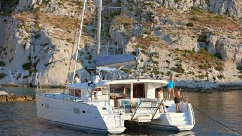 Catamarano mentre naviga nelle acque cristalline dell'arcipelago di La Maddalena nel nord della Sardegna