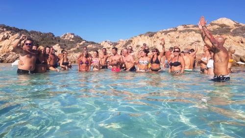 Gruppo di persone durante una sosta in una cala nell'isola di Spargi