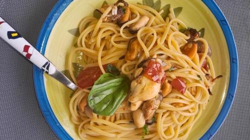 Piatto di pasta alle cozze servito durante il tour in catamarano nell'arcipelago di La Maddalena