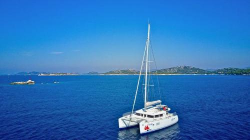 Il catamarano durante il tour nell'arcipelago di La Maddalena in Sardegna