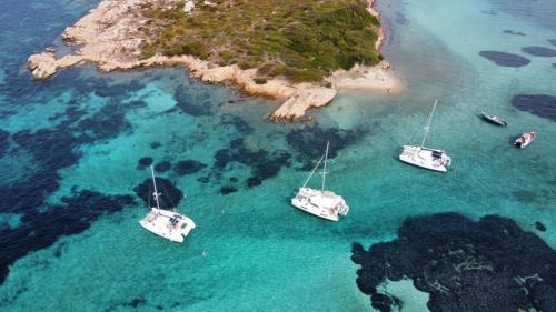 Barche mentre navigano tra le acque dell'arcipelago di La Maddalena