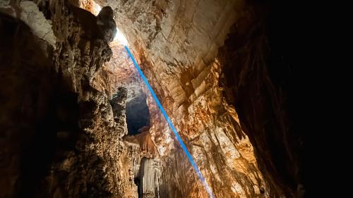 Fascio di luce che entra all'interno della grotta Sa Nurre de Su Hoda a Oliena