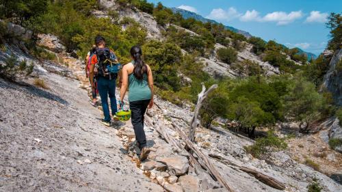 Escursionisti camminano sul percorso per raggiungere la grotta Sa Nurre de Su Hoda a Oliena