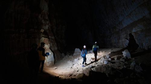 Escursionisti entrano all'interno della grotta Sa Nurre de Su Hoda a Oliena