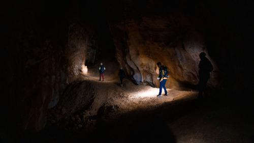 Escursionisti visitano la grotta Sa Nurre de Su Hoda a Oliena