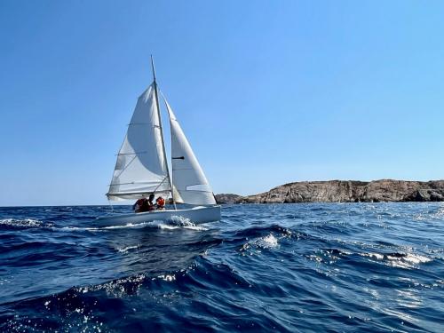 Piccola barca a vela in navigazione a La Maddalena