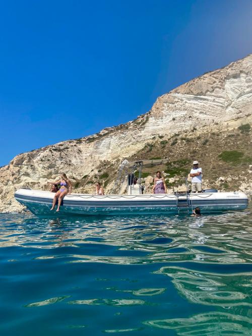 Schlauchboot mit jungen Mädchen im Golf von Cagliari