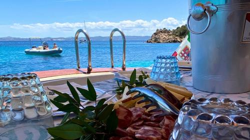 Pranzo servito a bordo del tour nel sudo della Corsica