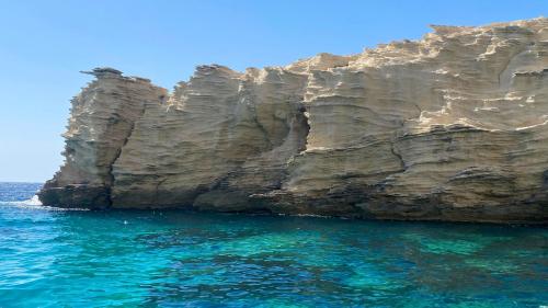 Scogliera sul mare della Corsica