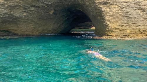 Snorkeling nelle acque turchesi nel sud della Corsica