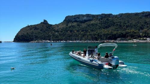 Gommone con tendalino nelle acque blu di Cagliari