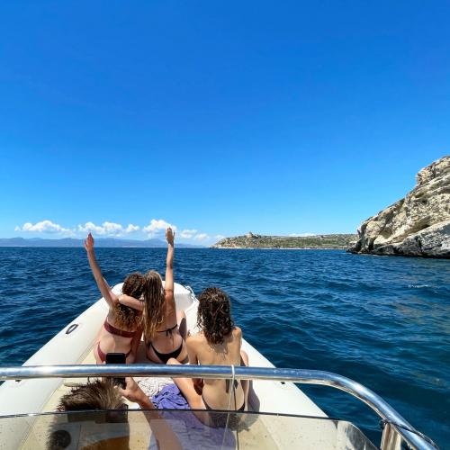 Ragazze a bordo di un gommone nel mare di Cagliari