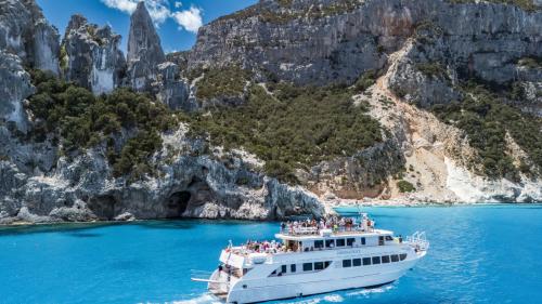 Escursione di una giornata intera nel Golfo di Orosei in motonave