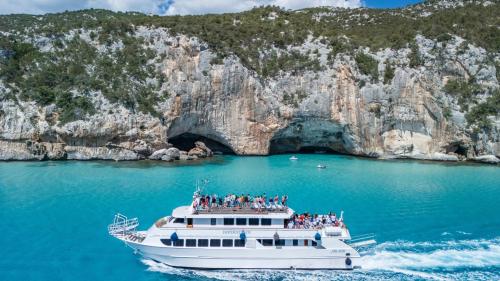 Escursione di una giornata intera nel Golfo di Orosei in motonave