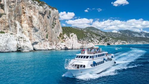 Escursione di una giornata intera nel Golfo di Orosei in motonave