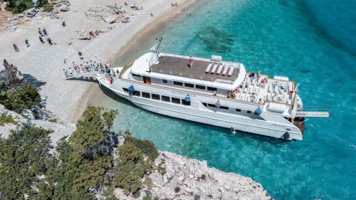 Escursione di una giornata intera nel Golfo di Orosei in motonave