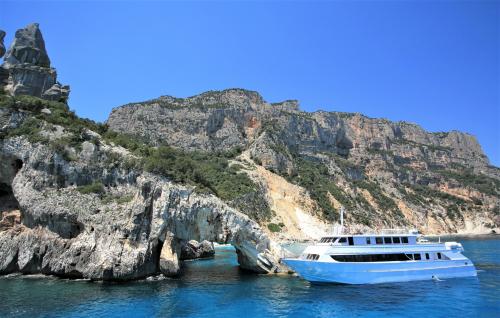 Escursione di una giornata intera nel Golfo di Orosei in motonave