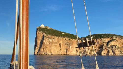 Capo Caccia in the background during the sailing excursion