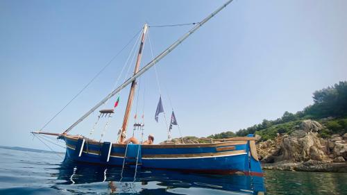 Lateinisches Segelboot während eines Ausflugs auf dem Meer von Alghero
