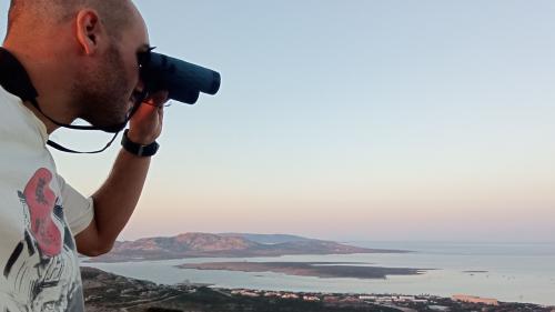 Guida guarda l'orizzonte col binocolo