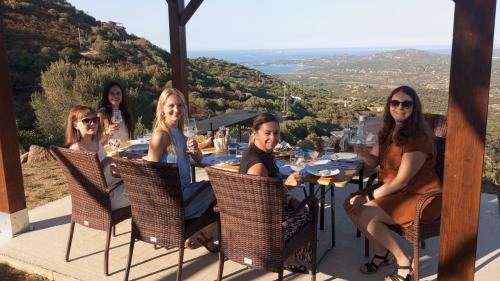 Ragazze gustano il gin a Olbia con vista sul Golfo di Marinella