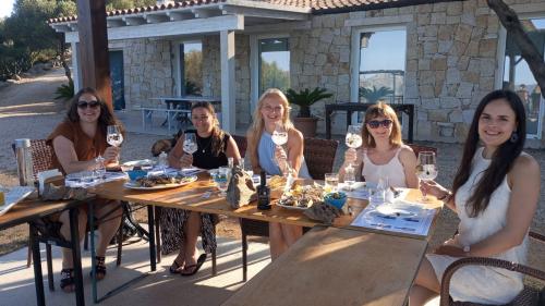 Cinque ragazze gustano il gin in una terrazza panoramica