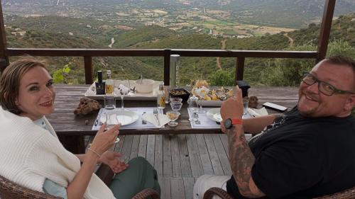 Due clienti gustano il gin in una terrazza panoramica