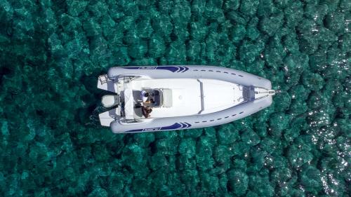 Schlauchboot segelt im blauen Wasser im Südwesten Sardiniens