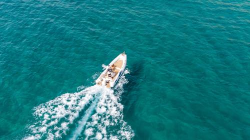 Schlauchboot segelt in den blauen Gewässern von Buggerru