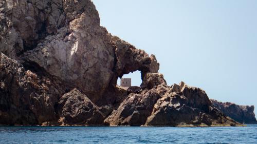 Blick in den Felsen auf dem Turm der Cala Domestica