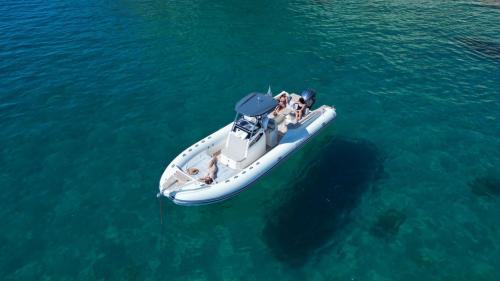 Schlauchboot im kristallklaren Wasser des Golfs der Engel in Cagliari