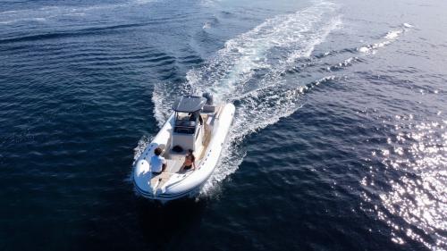 Jollensegeln in den Gewässern des Cagliari-Meeres im Süden Sardiniens