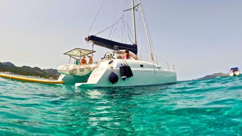 Catamarano mentre naviga nelle acque cristalline dell'Area Marina Protetta di Tavolara