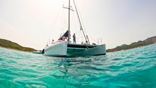 Vista dal basso del catamarano nel mare di Olbia