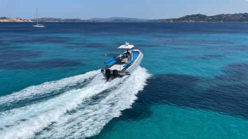 Maxi-Schlauchboot segelt an der Südküste Korsikas