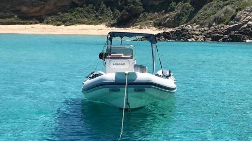 Schlauchboot hält im blauen Wasser der Südküste von Korsika