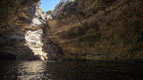 Höhle an der Küste von Bonifacio im Süden Korsikas