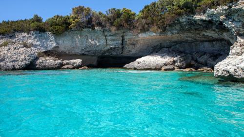 Blaues Wasser an der Südküste von Korsika