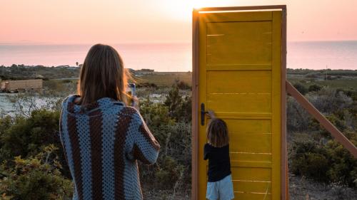 Una mamma fotografa suo figlio durante una degustazione di vini a Castelsardo