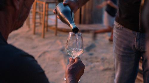 Il vino Vermentino viene versato in un bicchiere durante una degustazione