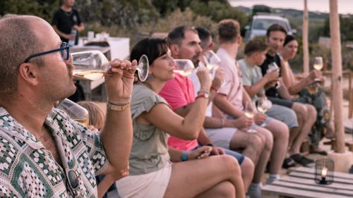 I partecipanti assaggiano il vino Vermento