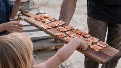 Crostini di salmone serviti durante la degustazione di vini a Castelsardo