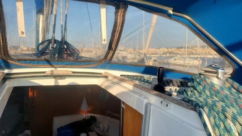 Interno della barca a vela con vista sul porto di Alghero