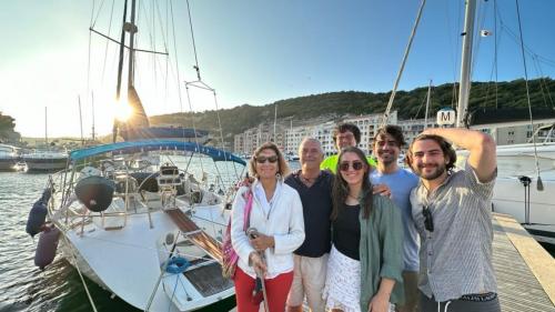 Grupo de personas antes del viaje en velero a Alghero