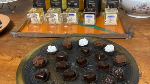Verkostung von Gewürzschokoladen gepaart mit Likören, die mit typischen sardischen Kräutern aromatisiert sind