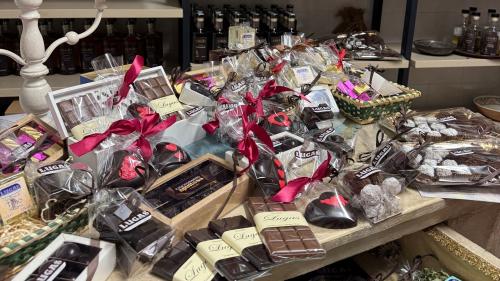Viele Arten von Schokolade zum Verkauf in einem traditionellen Unternehmen in Laconi hergestellt